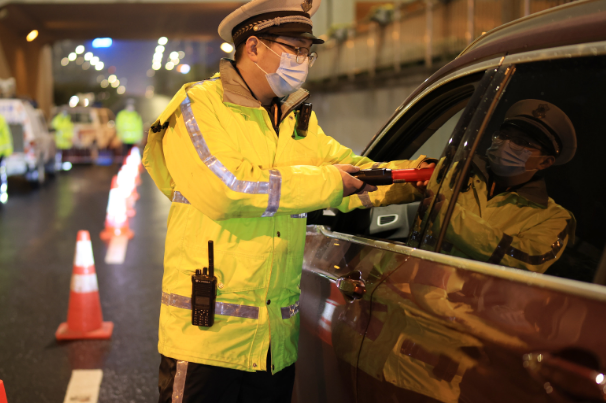 江西警方通报“于伟”事件，豪车司机为何敢如此虚张声势？