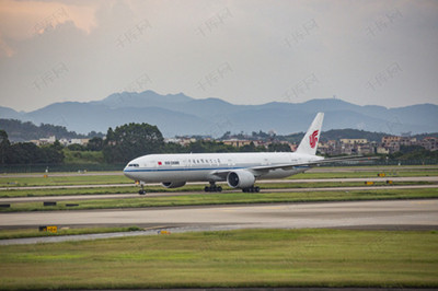 华夏航空客机冲出跑道，为何会突然冲出跑道呢？