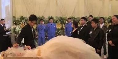 男子在殡仪馆为亡妻办完婚礼办葬礼，你如何看待男子的这一做法？