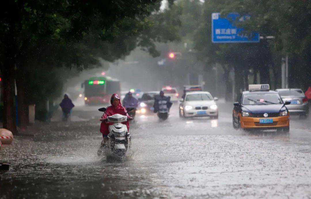 实拍广州暴雨积水漫入屋内，给居民造成了哪些影响？