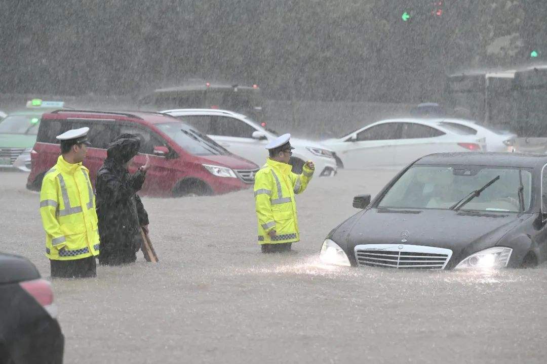 实拍广州暴雨积水漫入屋内，给居民造成了哪些影响？