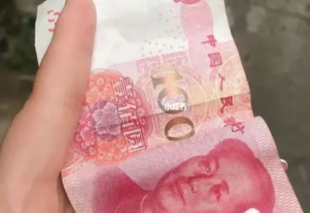 上海一段小区业主从楼顶撒现金的视频引关注，涉事小区物业对此有何回应？