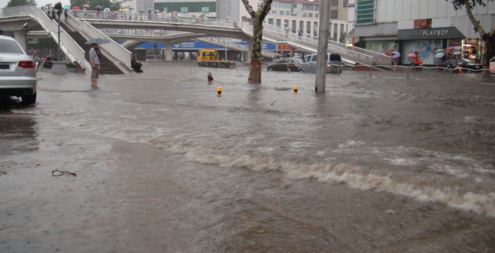 实拍广州暴雨积水漫入屋内，给居民造成了哪些影响？