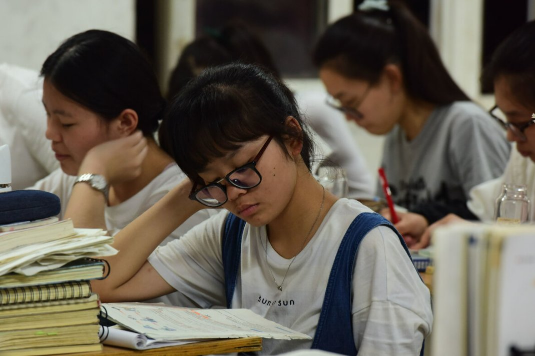 学校通知孩子星期六也需要上学，这种情况家长需要遵守吗？