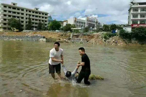 律师谈女孩在警察注视下溺亡，涉事警察是否存在玩忽职守？