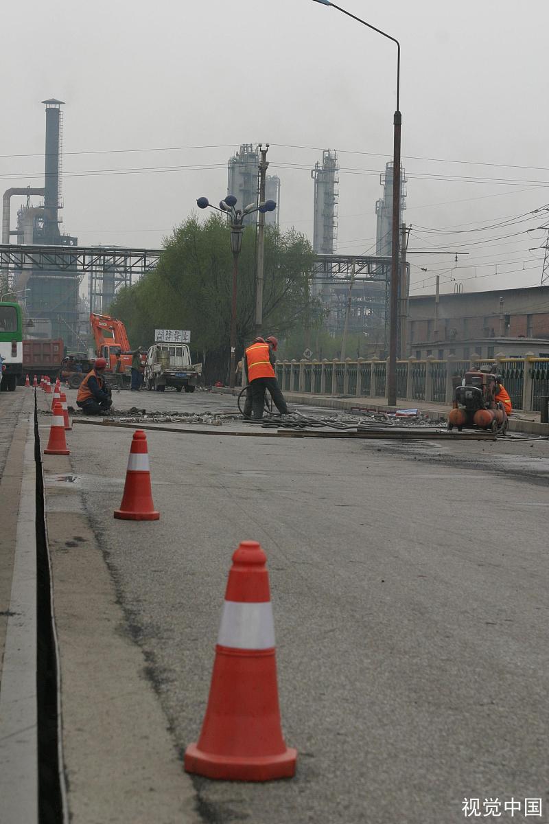 西安雁翔路突发塌陷，造成事故的原因是什么？有无人员伤亡？