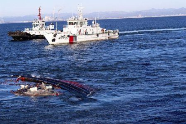 据报道，广东惠州海域一船只侧翻多人落水，现场是否有人员伤亡？