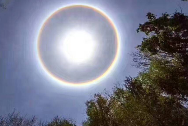 南方多地出现日晕景观，这种现象是如何形成的？