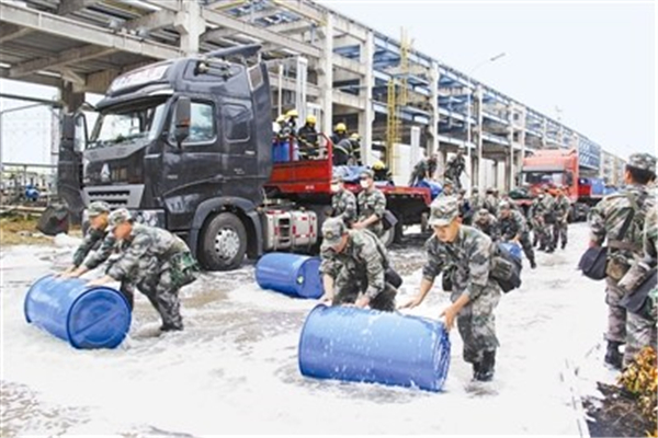 救援官兵满身泥泞吃饭，哪些瞬间超暖人心？