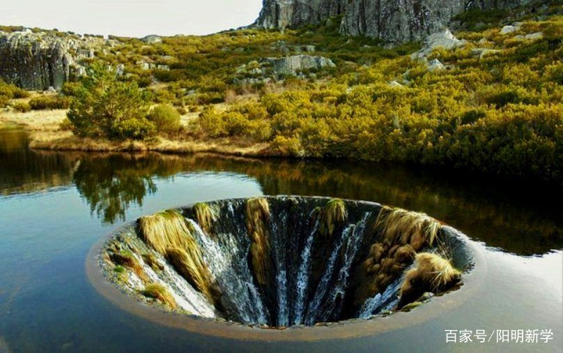 葡萄牙一处偏僻湖面，出现“地球破洞”的景观，到底是怎么回事？