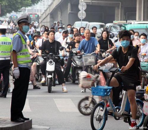 因“人行道骑车”女教师竟在当地电视台公开检讨，如何看待她的这种行为？