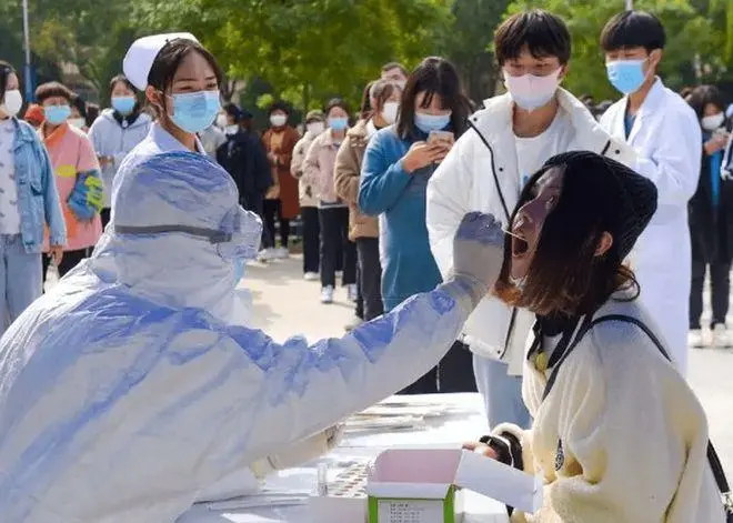 郑大女生私会男友致多人感染新冠被立案，女子的行为违反了哪些法律？