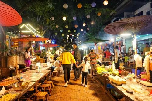 游客西双版纳夜市拍照遭收费驱赶，景区作何回应？