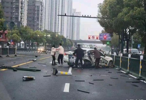 常州一小车失控，隔离栏插入车内致女乘员死亡，保险公司对此会理赔吗？