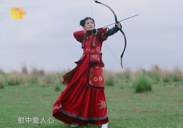 妻子团齐换蒙古服，谢娜再现华筝公主，我却在关注吉娜的造型，你心动了吗？