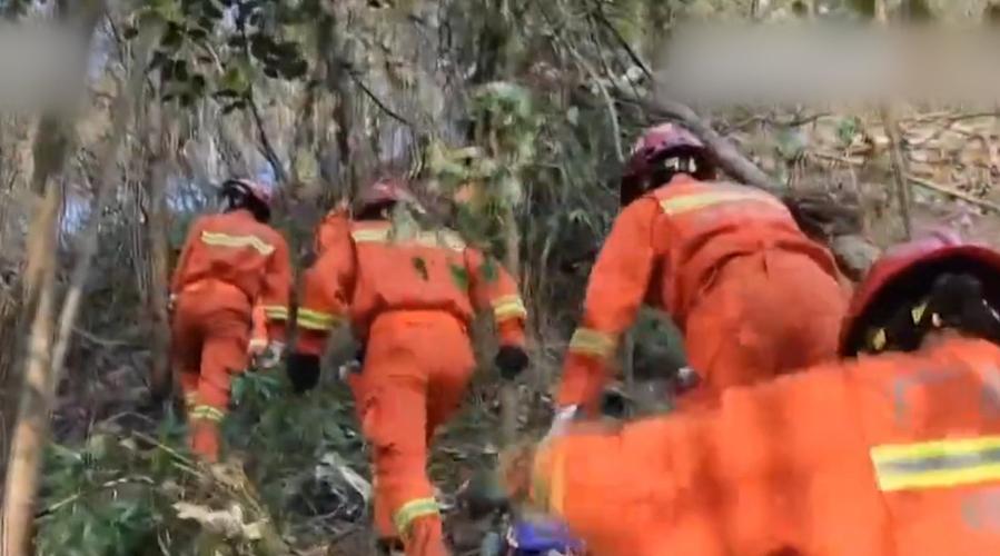 东航客机坠毁事故夜间救援现场，三面环山，救援设备是如何进入里面的？