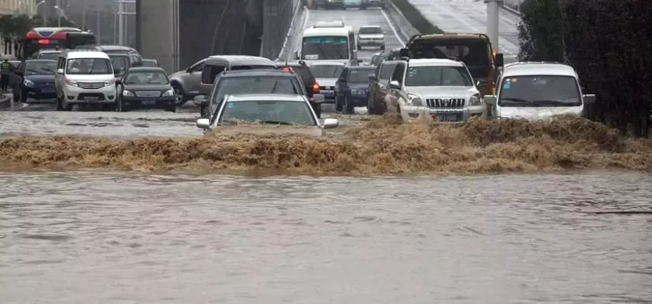 京津冀将遭遇极端性暴雨和明显强对流天气，此次恶劣天气形成的原因是什么？