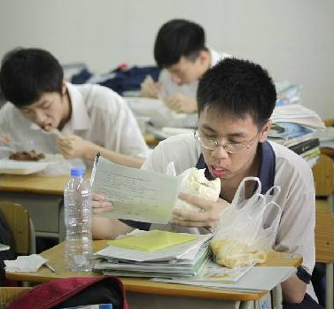 警方通报高三学生在校坠亡事件，该名学生为何会坠楼？