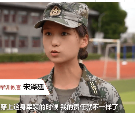 特战女兵在退役后上大学带新生军训！这位女兵的身姿有多挺拔？