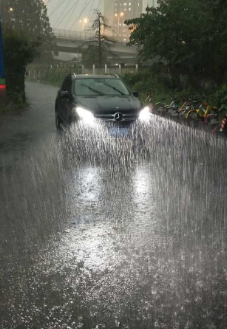 四川达州突降暴雨，河边多辆车辆被水淹，为什么高温天气之后会有暴雨？