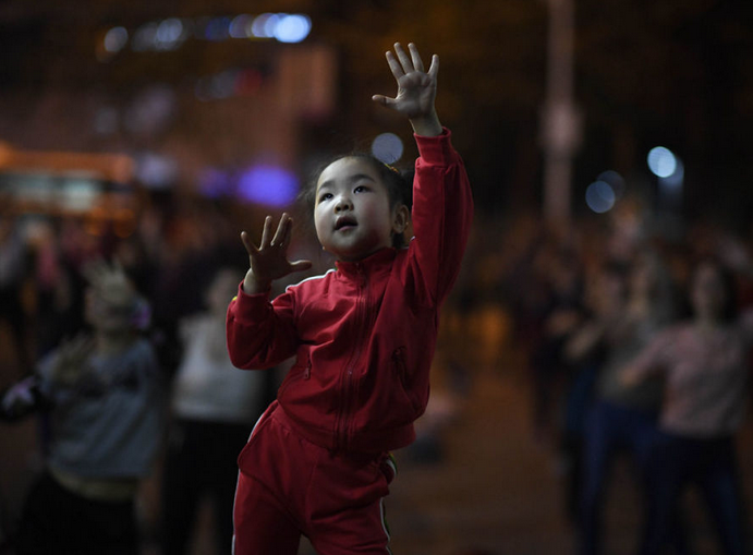 跳广场舞的小女孩是怎么回事？