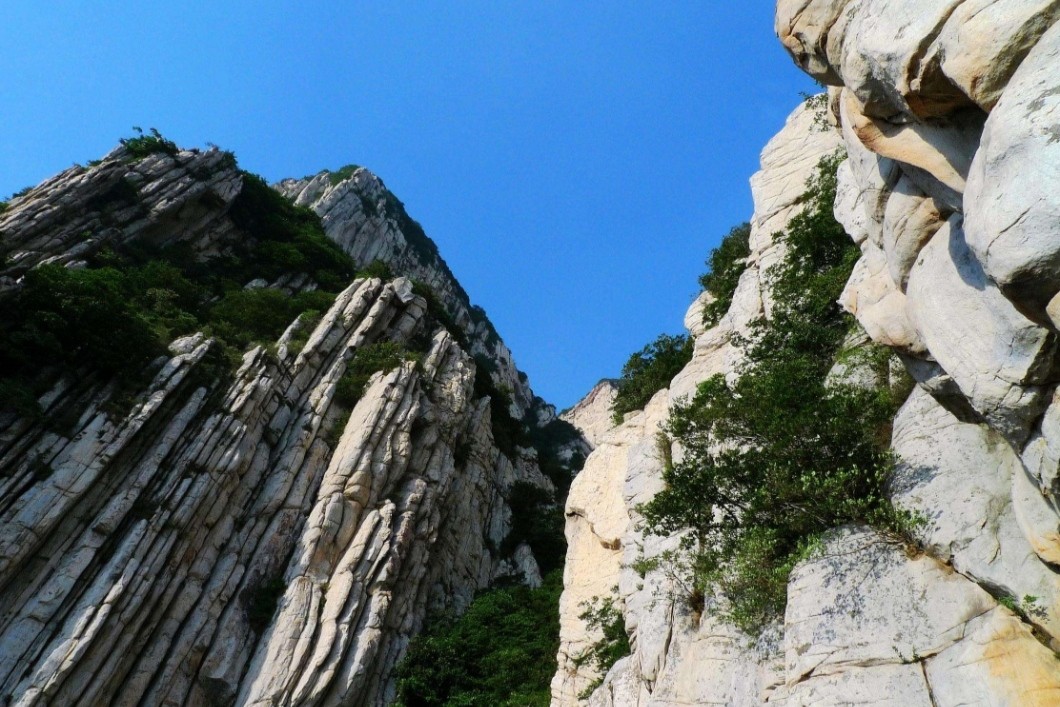 因为雨天路滑两名游客在嵩山坠崖，搜救的难度有多大？