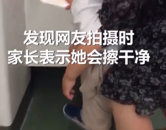 西安地铁车厢内家长带男童小便是怎么回事？