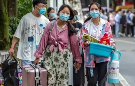 四川教育厅原计划8月底开学的高校推迟到9月1日以后，对学生有何影响？