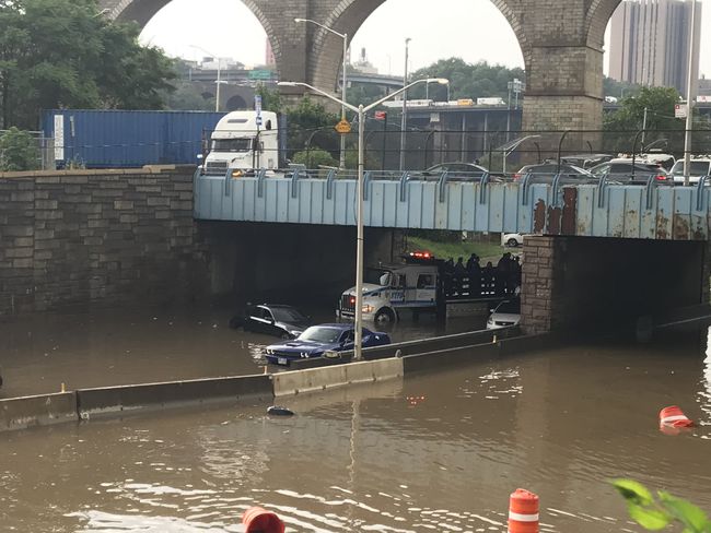 美国纽约遭遇暴雨，雨水灌入地铁站淹没了站台，给当地市民造成了哪些影响？