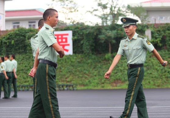 保安训练疯狂顺拐是怎么回事？