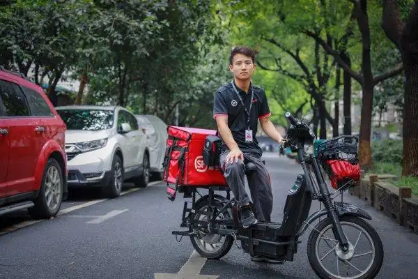 大爷小题大做狂扇快递小哥耳光，事情原因令人气愤！让座是谁的权利？