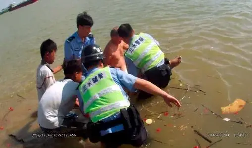 义务一民警冲下河90秒救起落水者，夏季该如何预防溺水？