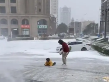 河北下大雪，一对父子出门被吹平移，这是个什么样的场景？