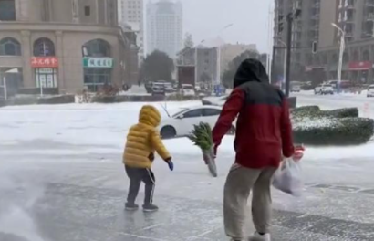 河北下大雪，一对父子出门被吹平移，这是个什么样的场景？