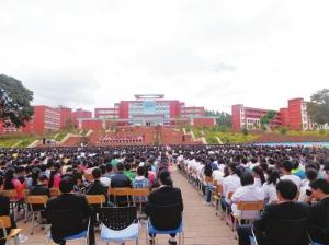 老师校内连续飞踹4名学生，现场究竟发生了什么？