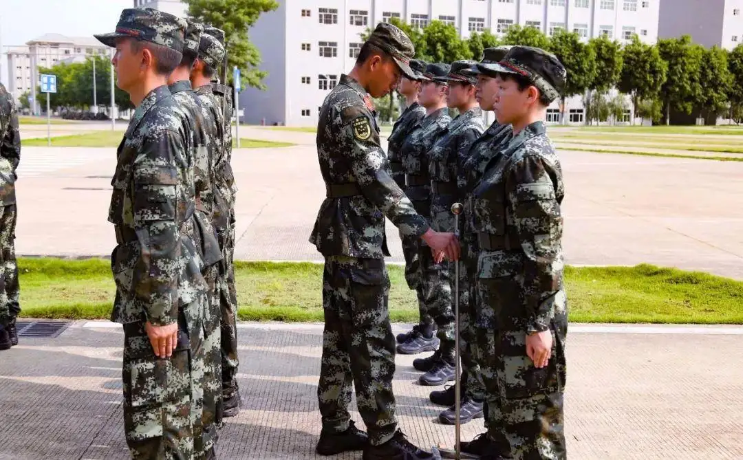 特战女兵退役后上大学带新生军训，学姐变“教官”是种什么样的体验？