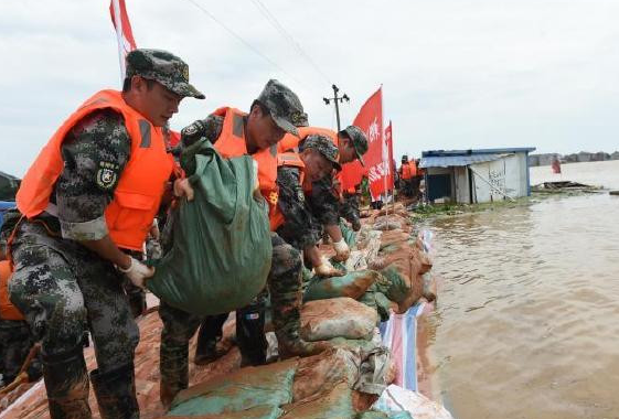 鄱阳湖沿线集结兵力数千人抗洪是怎么回事？